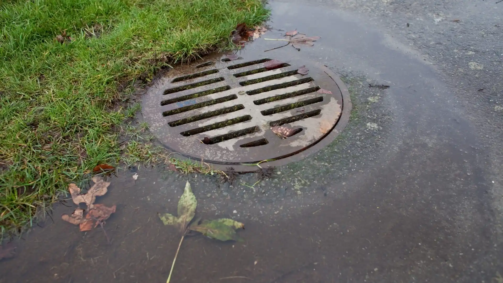 Técnico limpando galeria pluvial