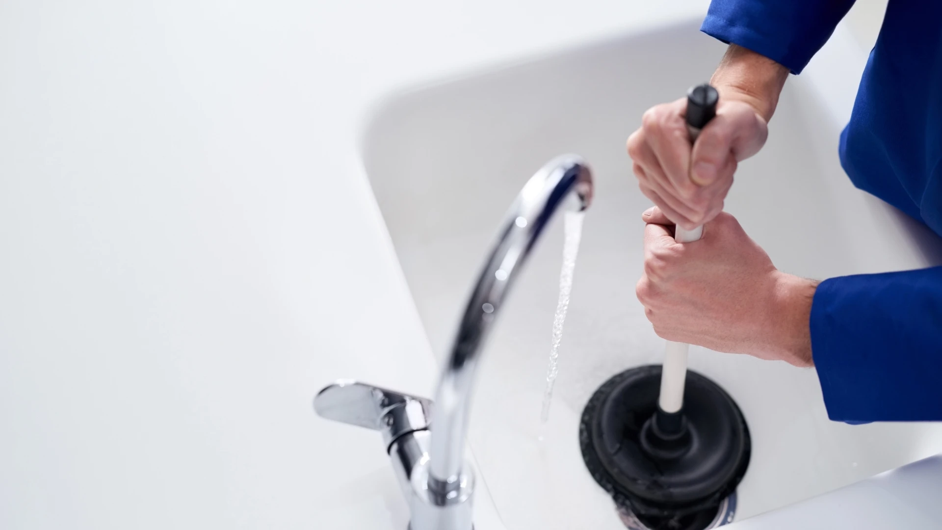 Técnico desentupindo pia de cozinha